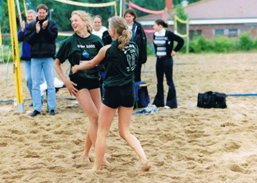 Maggie Kozuch (links) beim Gewinn der Hamburger Beach-Meisterschaft 2002. Credit: www.smash-hamburg.de