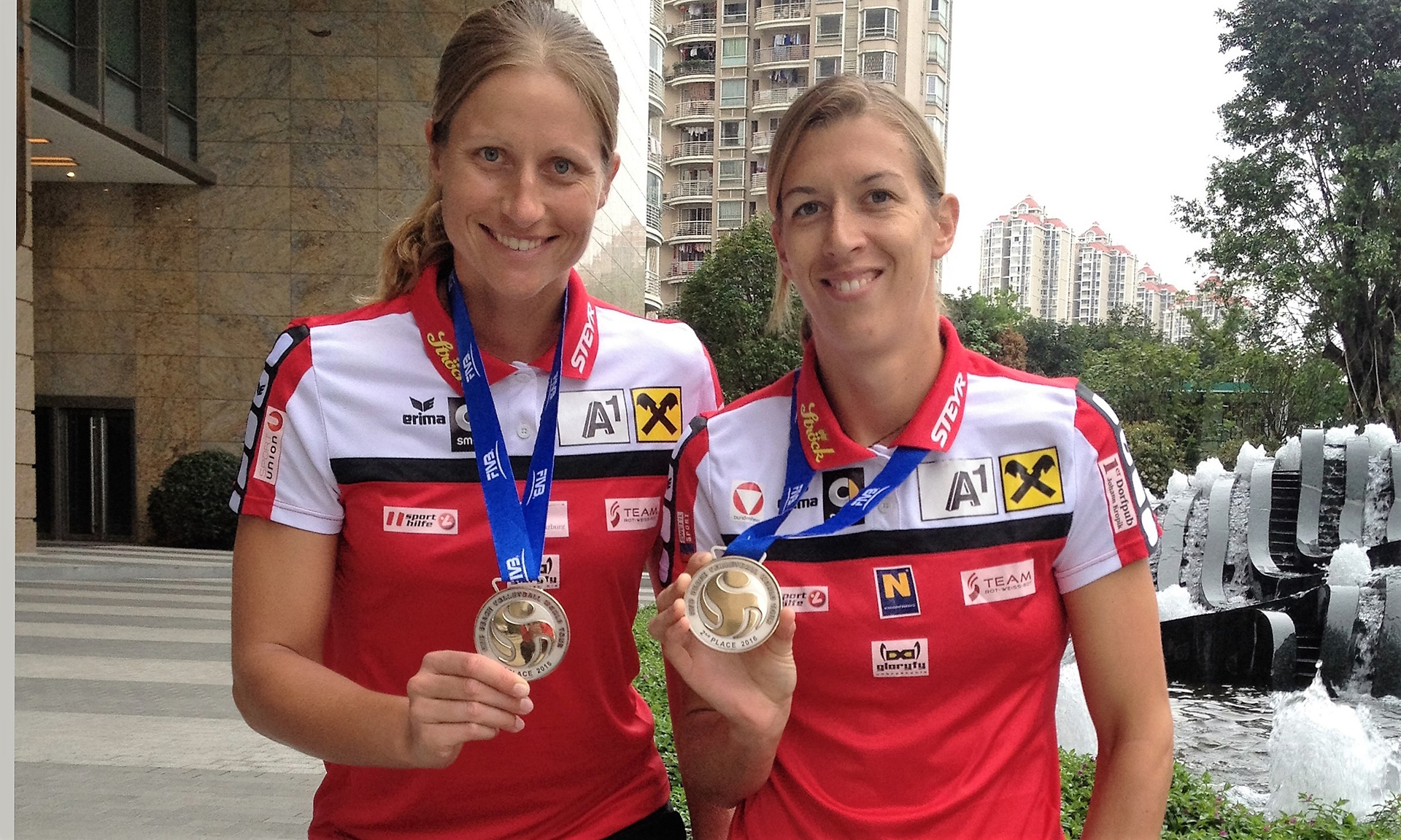 Die glücklichen Silbermedaillengewinnerinnen Barbara Hansel und Stefanie Schwaiger Credit: Schaiger/Hansel privat