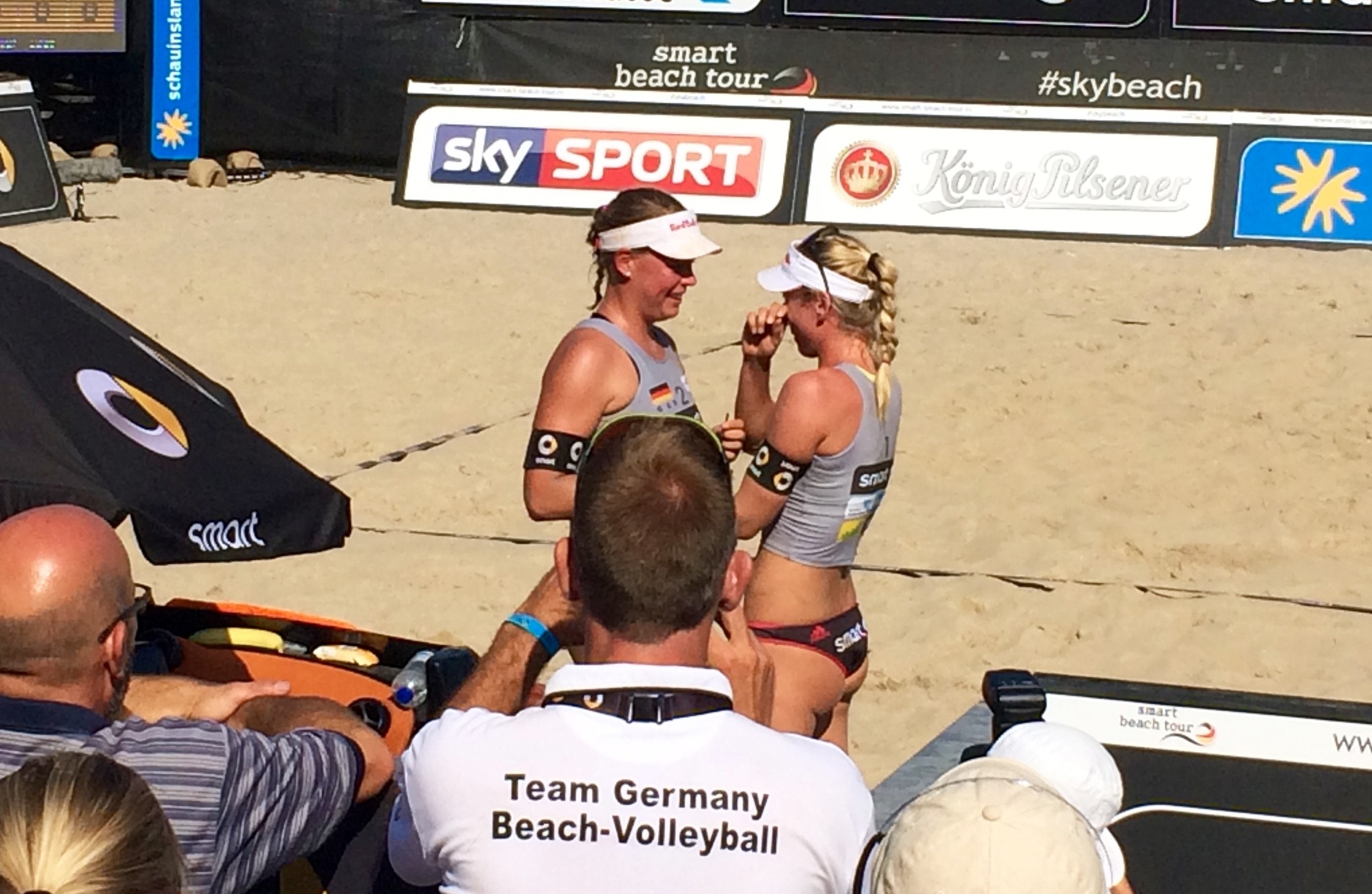 Happy and sad after their last match together: Britta Büthe (left) and Karla Borger, Credit: Ninja Priesterjahn.