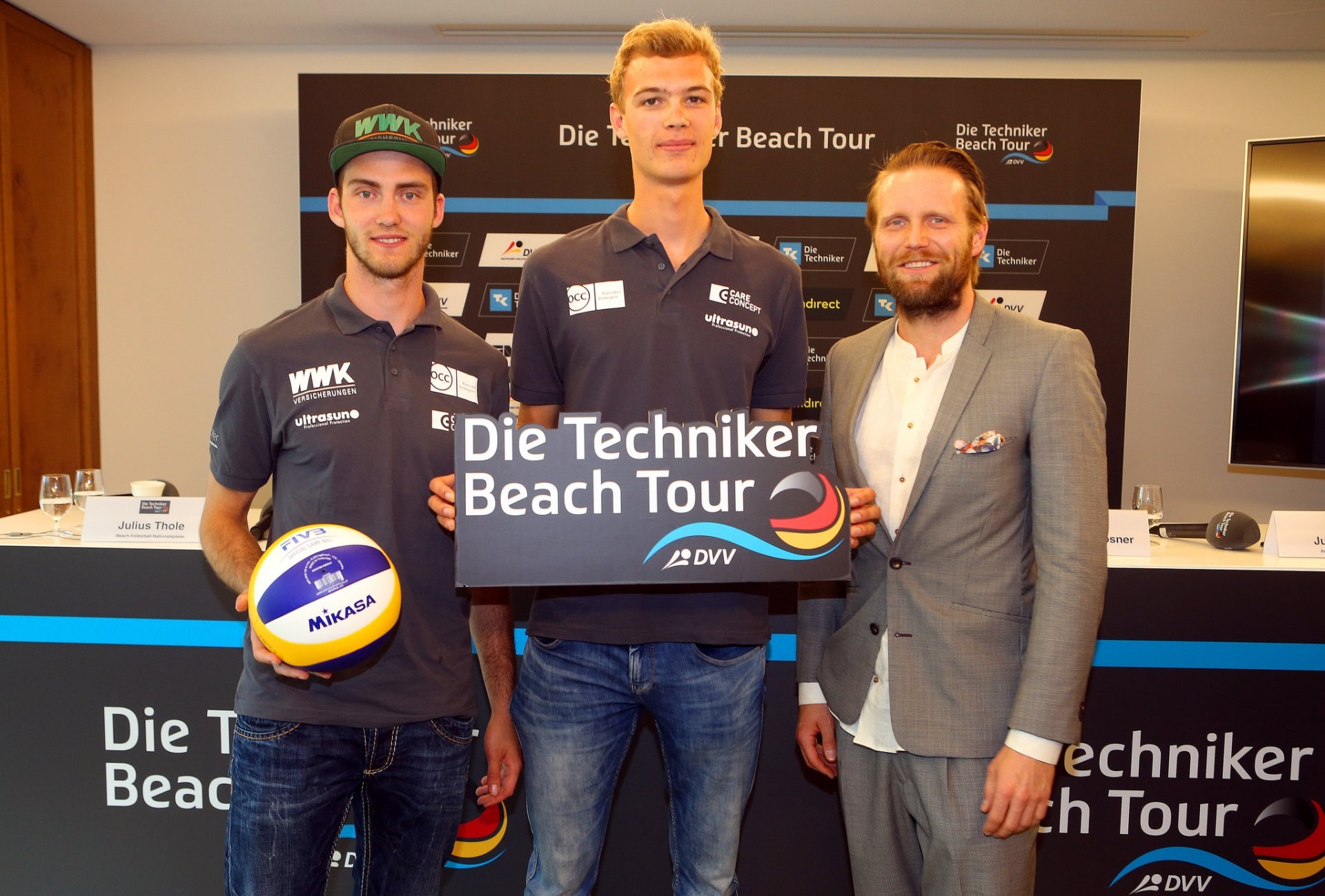 Wickler and Thole pose with Julius Brink, who is a mentor for the team (Photocredit: Die Techniker Beach Tour)